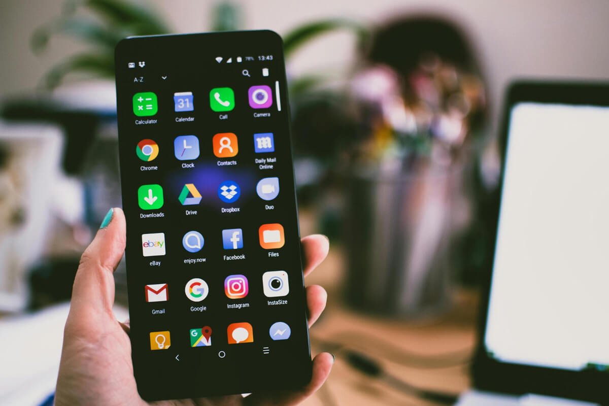 Smartphone Android avec menu des applications ouvert
